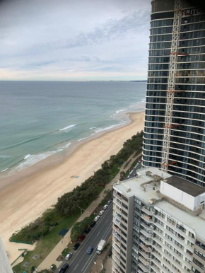 Oceanfront Unique Sleeps 14 hear waves and enjoy lorikeets on balcony